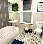 Stylish Townhouse - 8 Mins From - Free Fast Wifi - Free Parking Leeds (West Yorkshire)