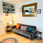 Pensión Stylish Townhouse - 8 Mins From - Free Fast Wifi - Free Parking 3*
