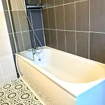 Stylish Townhouse - 8 Mins From - Free Fast Wifi - Free Parking Guest house