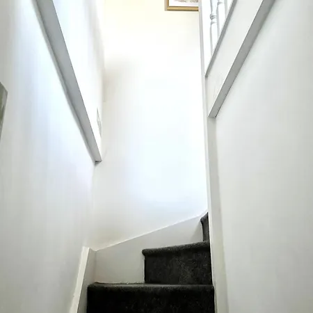 Guest house Stylish Townhouse - 8 Mins From - Free Fast Wifi - Free Parking 4*
