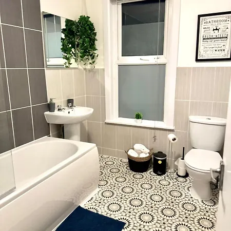 Stylish Townhouse - 8 Mins From - Free Fast Wifi - Free Parking Leeds (West Yorkshire)