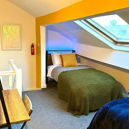 Stylish Townhouse - 8 Mins From - Free Fast Wifi - Free Parking Guest house