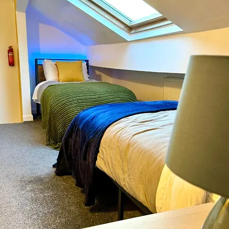 Stylish Townhouse - 8 Mins From - Free Fast Wifi - Free Parking
