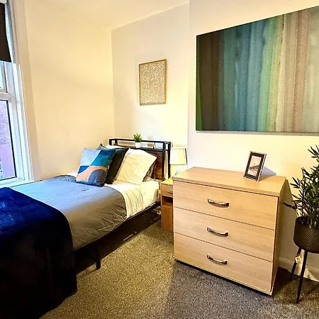 Stylish Townhouse - 8 Mins From - Free Fast Wifi - Free Parking 4*