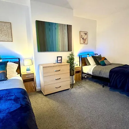 Stylish Townhouse - 8 Mins From - Free Fast Wifi - Free Parking Pensión 3*