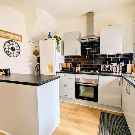 Stylish Townhouse - 8 Mins From - Free Fast Wifi - Free Parking 4*