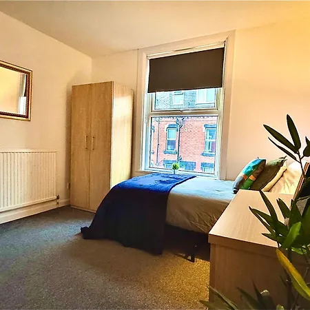Stylish Townhouse - 8 Mins From - Free Fast Wifi - Free Parking 4* Leeds (West Yorkshire)