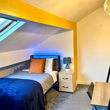 Stylish Townhouse - 8 Mins From - Free Fast Wifi - Free Parking 4*