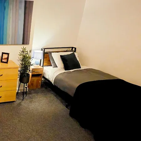 Stylish Townhouse - 8 Mins From - Free Fast Wifi - Free Parking 4* Leeds (West Yorkshire)