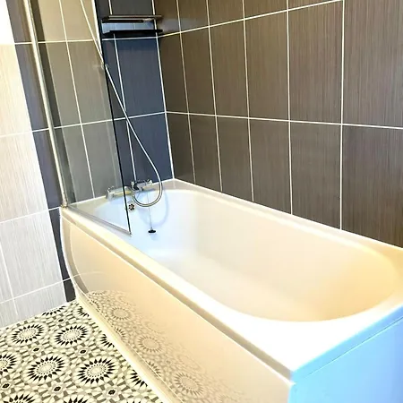 Stylish Townhouse - 8 Mins From - Free Fast Wifi - Free Parking Guest house