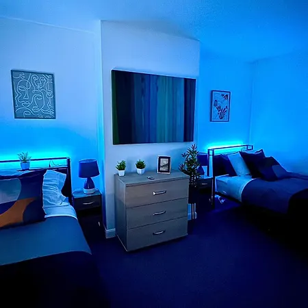 Stylish Townhouse - 8 Mins From - Free Fast Wifi - Free Parking