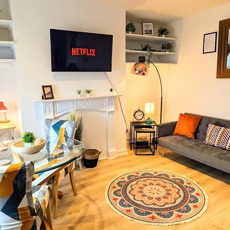 Guest house Stylish Townhouse - 8 Mins From - Free Fast Wifi - Free Parking