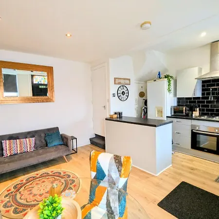 Stylish Townhouse - 8 Mins From - Free Fast Wifi - Free Parking 4* Leeds (West Yorkshire)