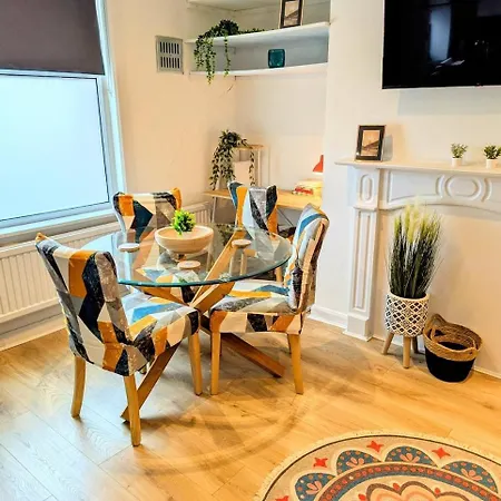 Stylish Townhouse - 8 Mins From - Free Fast Wifi - Free Parking
