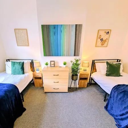 Stylish Townhouse - 8 Mins From - Free Fast Wifi - Free Parking Guest house