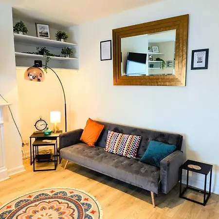 Stylish Townhouse - 8 Mins From - Free Fast Wifi - Free Parking Guest house 4*