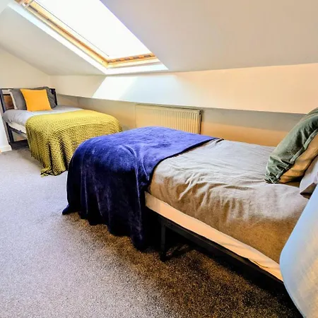 Stylish Townhouse - 8 Mins From - Free Fast Wifi - Free Parking 4*