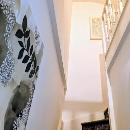 Stylish Townhouse - 8 Mins From - Free Fast Wifi - Free Parking 4*