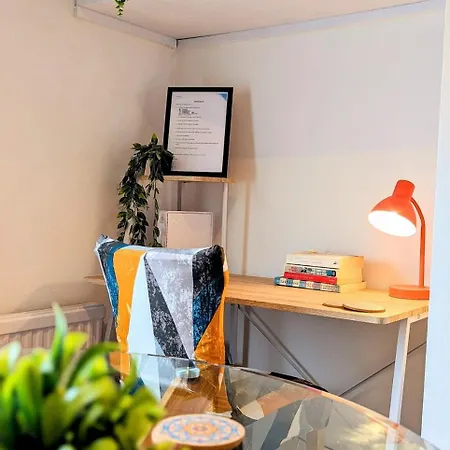 Stylish Townhouse - 8 Mins From - Free Fast Wifi - Free Parking Guest house