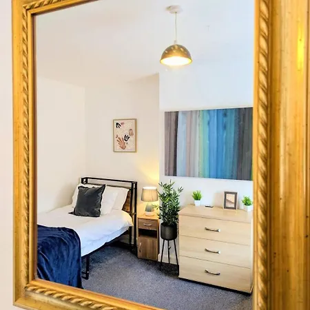 Guest house Stylish Townhouse - 8 Mins From - Free Fast Wifi - Free Parking Leeds (West Yorkshire)
