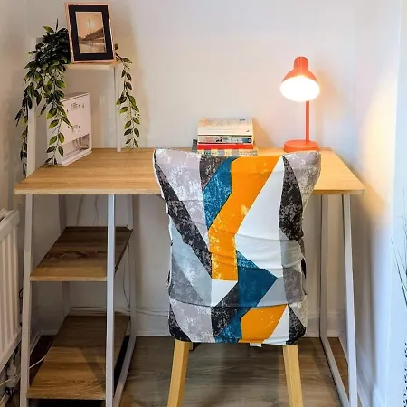 Stylish Townhouse - 8 Mins From - Free Fast Wifi - Free Parking Leeds (West Yorkshire)