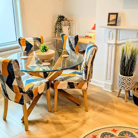 Stylish Townhouse - 8 Mins From - Free Fast Wifi - Free Parking Guest house 4*