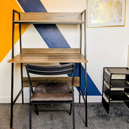 Stylish Townhouse - 8 Mins From - Free Fast Wifi - Free Parking Guest house
